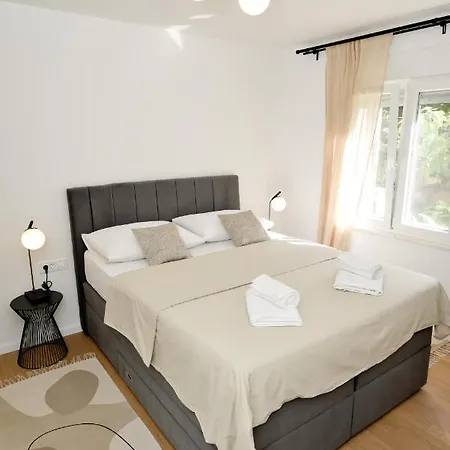 Luka Apartment *